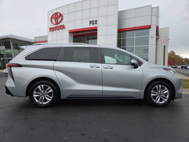 Used 2021 Toyota Sienna Limited image 9