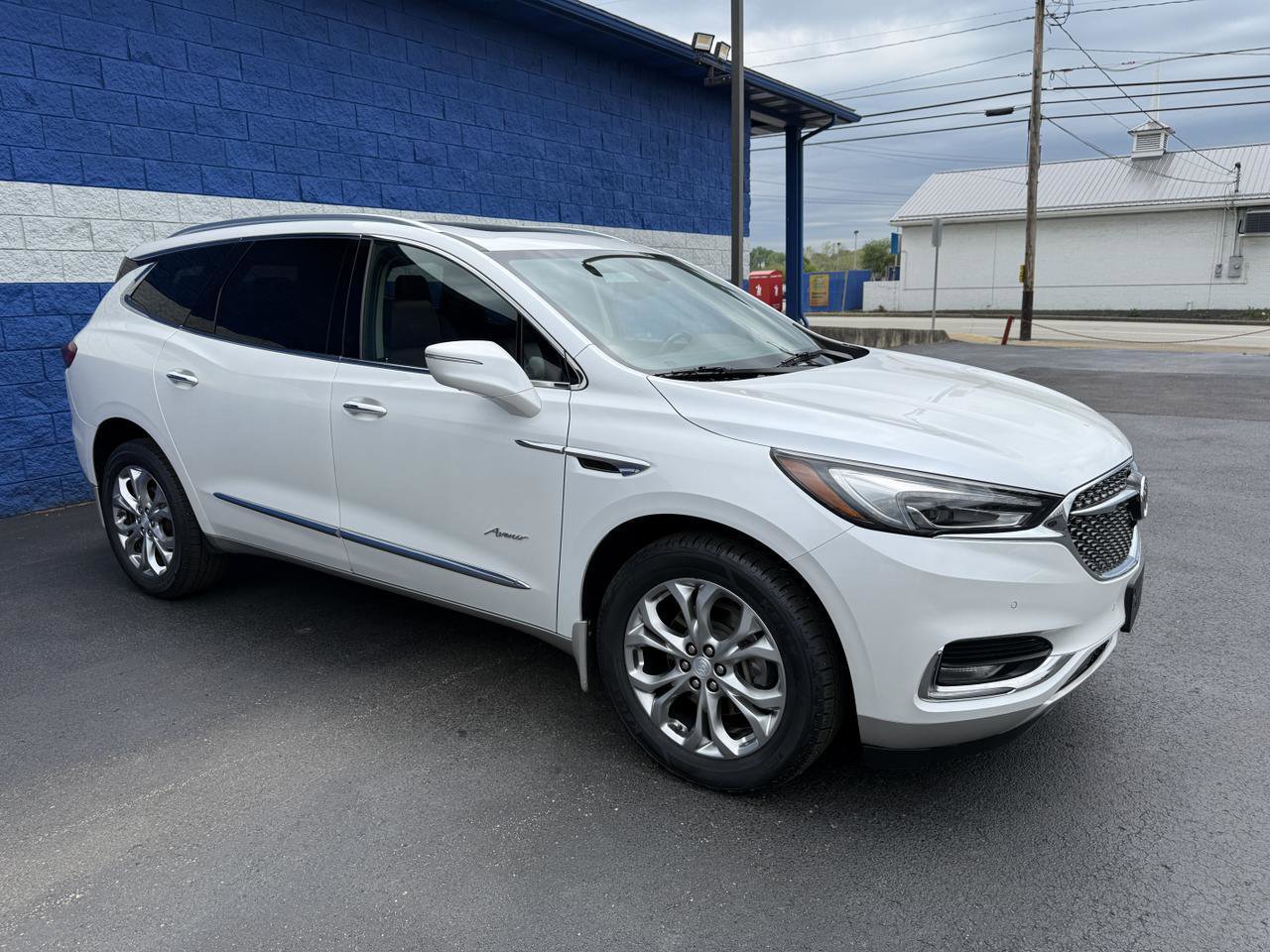 Used 2018 Buick Enclave Avenir w/ Avenir Technology Package AWD/4WD image 3