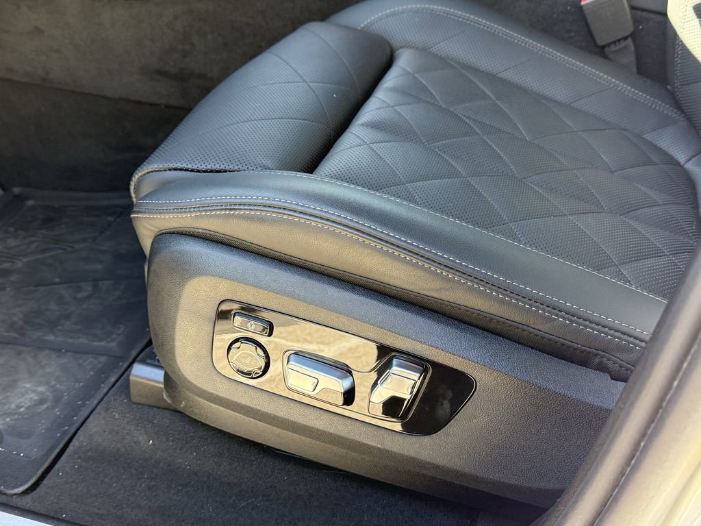 Used 2025 BMW X5 xDrive50e w/ Premium Package image 16