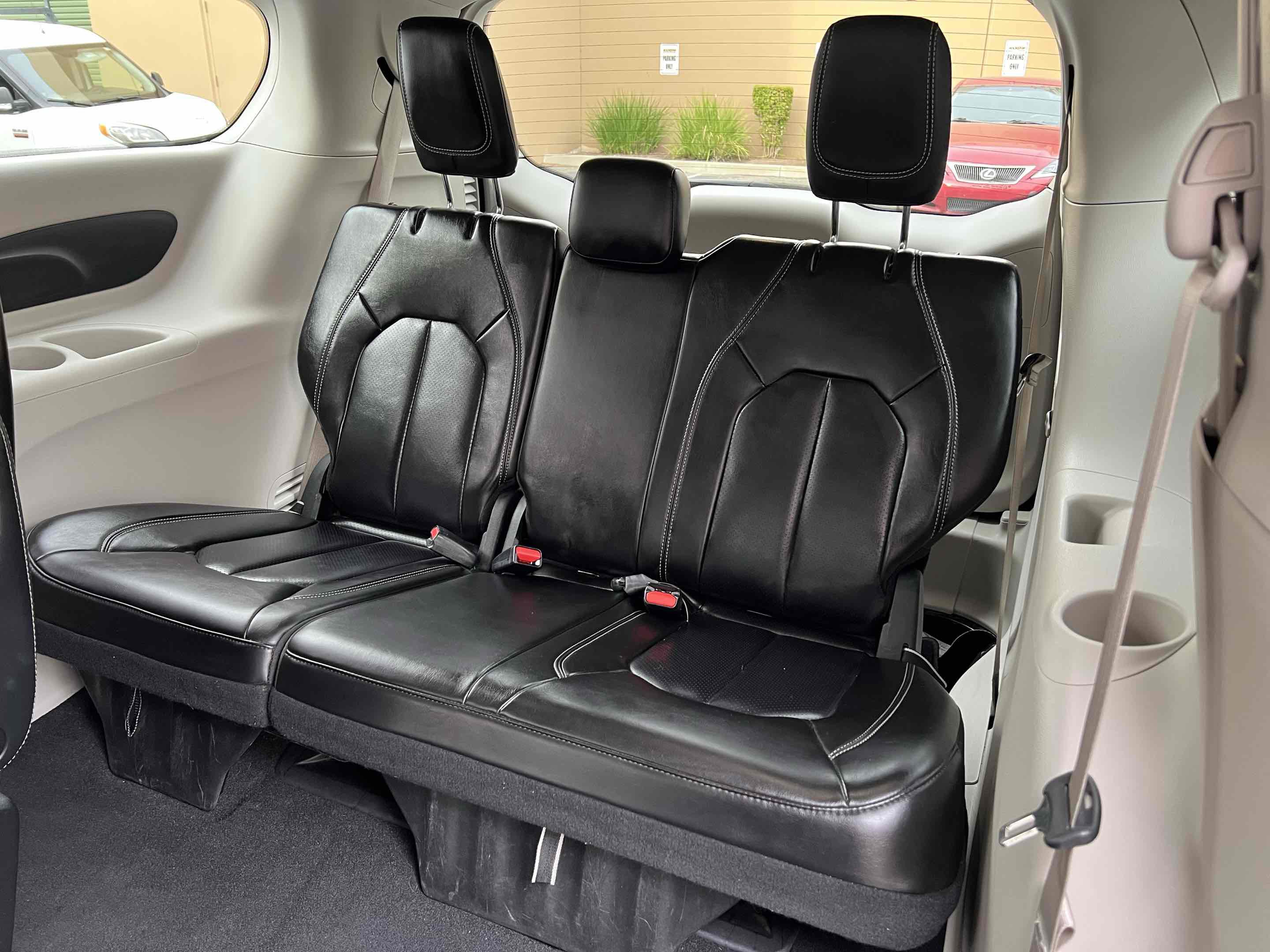 Used 2023 Chrysler Pacifica Touring-L image 6