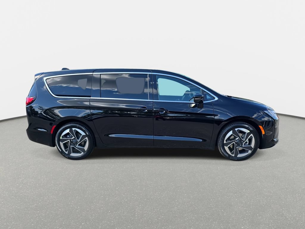New 2027 Chrysler Pacifica Limited FWD image 4