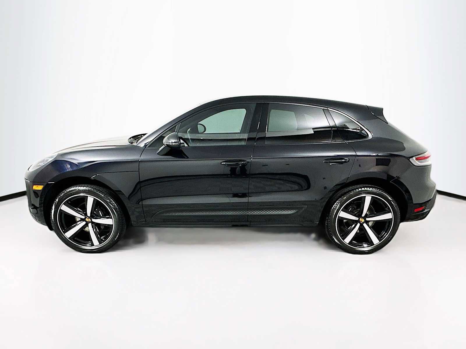 Certified 2025 Porsche Macan image 2