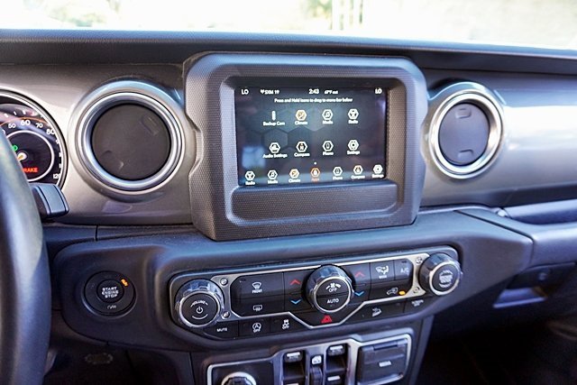 Used 2018 Jeep Wrangler Unlimited Sahara image 28