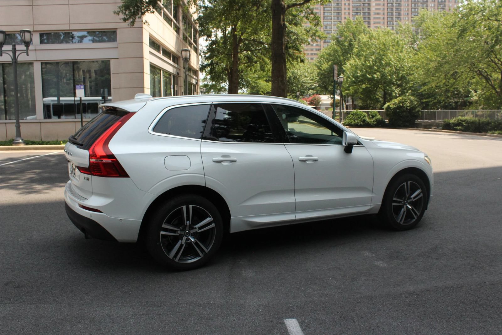 Used 2019 Volvo XC60 T5 Momentum w/ Multimedia Package AWD/4WD image 7