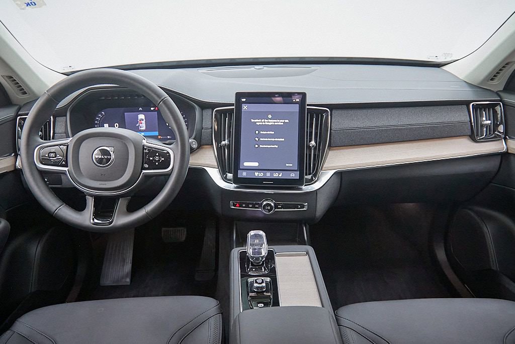 Used 2025 Volvo XC90 B6 Plus image 27