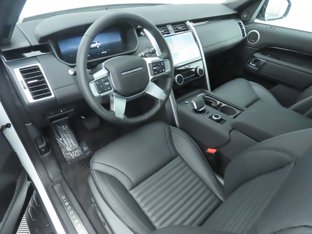 Used 2025 Land Rover Discovery S image 9