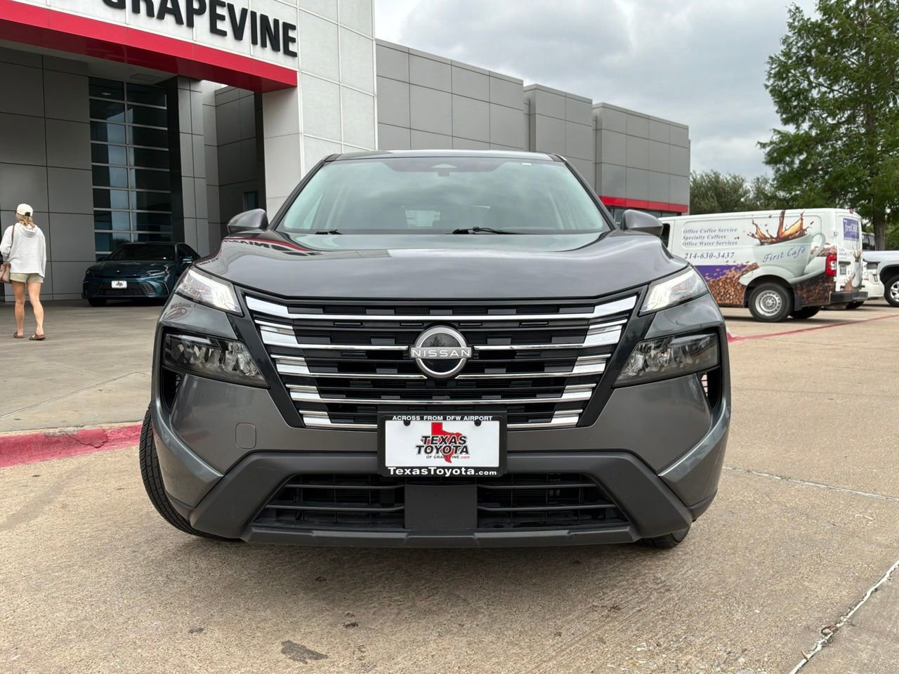 Used 2025 Nissan Rogue SV image 3