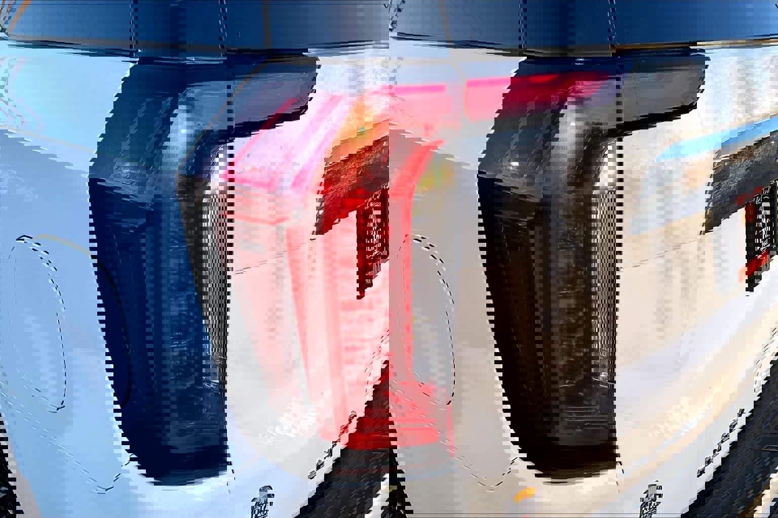 Used 2023 GMC Yukon SLE image 32