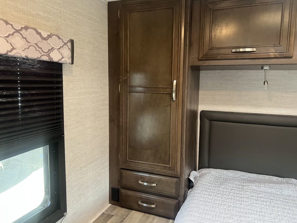 Used 2022 Ford E-450 and Econoline 450 Super Duty w/ Motorhome Prep Package image 46