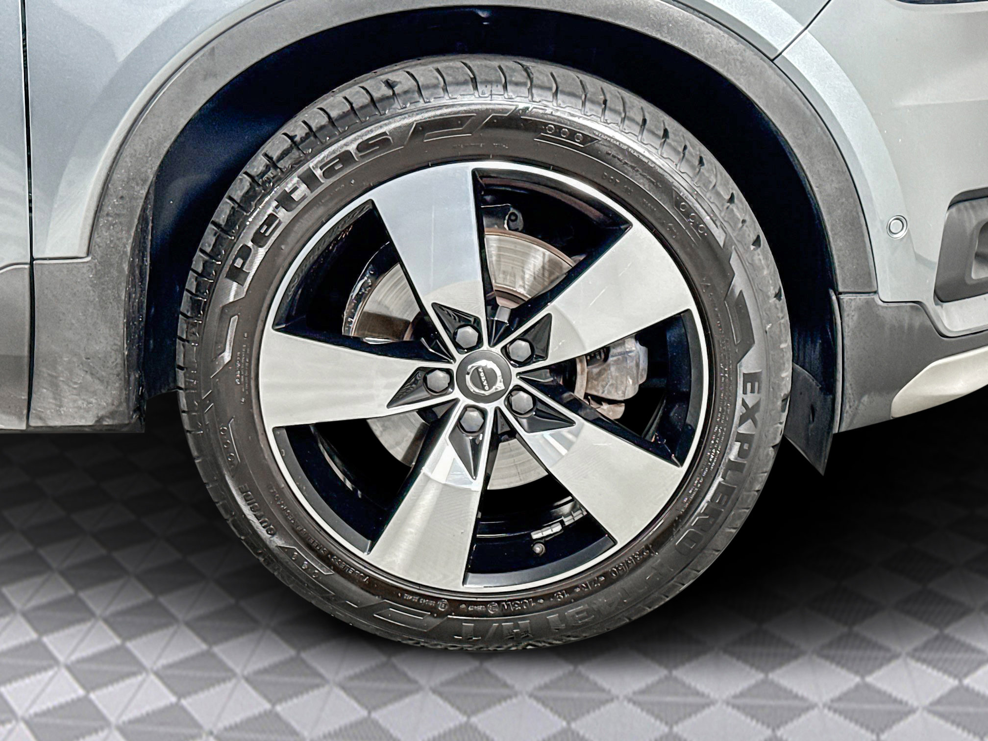 Used 2019 Volvo XC40 T4 Momentum image 38