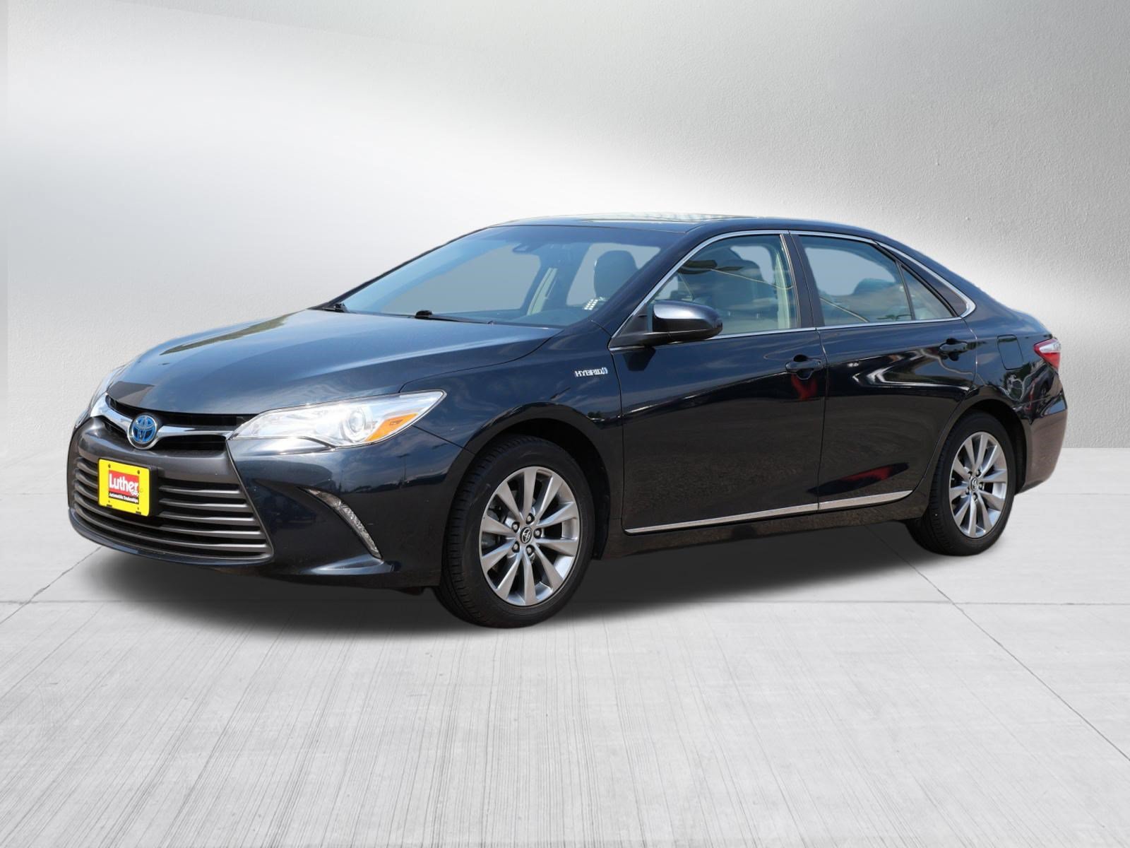 Used 2016 Toyota Camry XLE w/ Moonroof Package FWD image 3