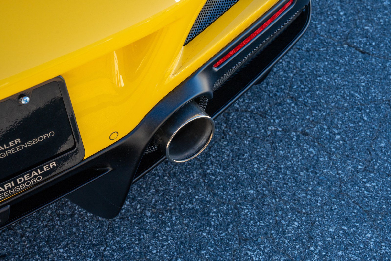 Certified 2022 Ferrari F8 Tributo RWD image 21