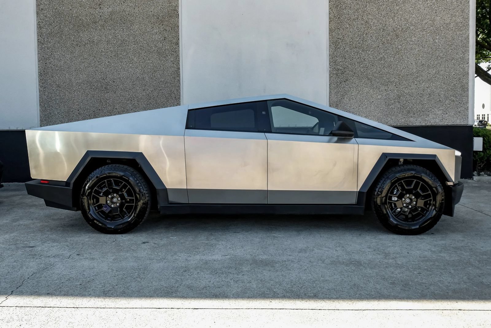 Used 2024 Tesla Cybertruck AWD Crew Cab image 9