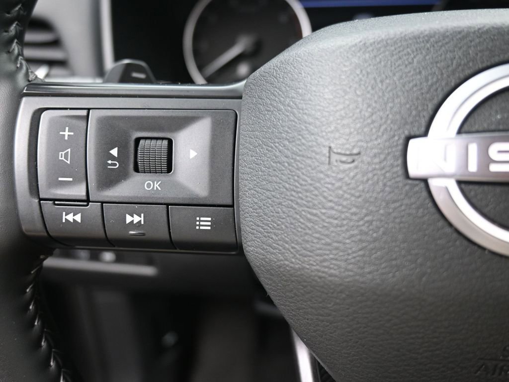 Used 2025 Nissan Rogue SV AWD/4WD image 19