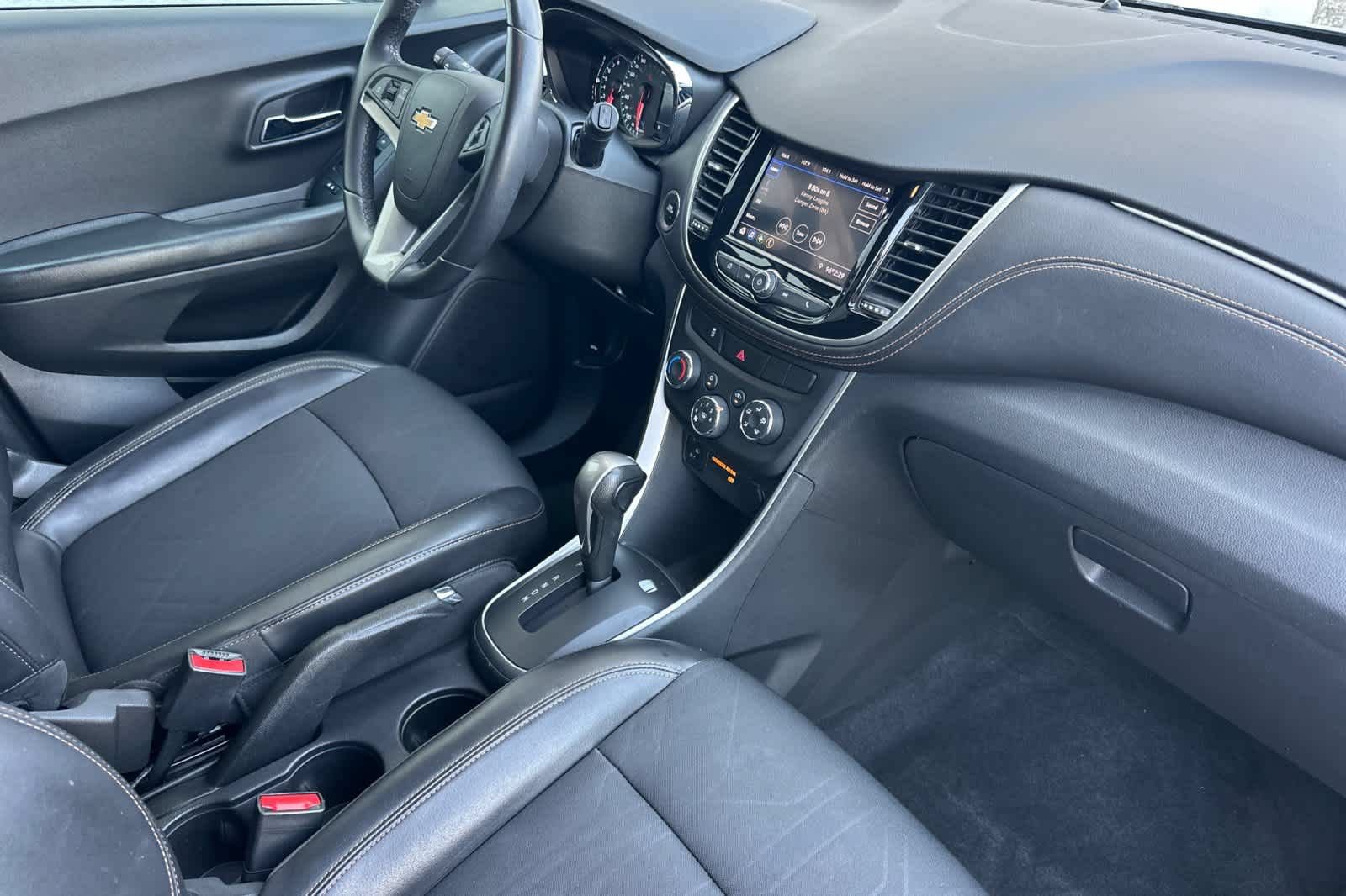 Used 2022 Chevrolet Trax LT w/ LT Convenience Package AWD/4WD image 17