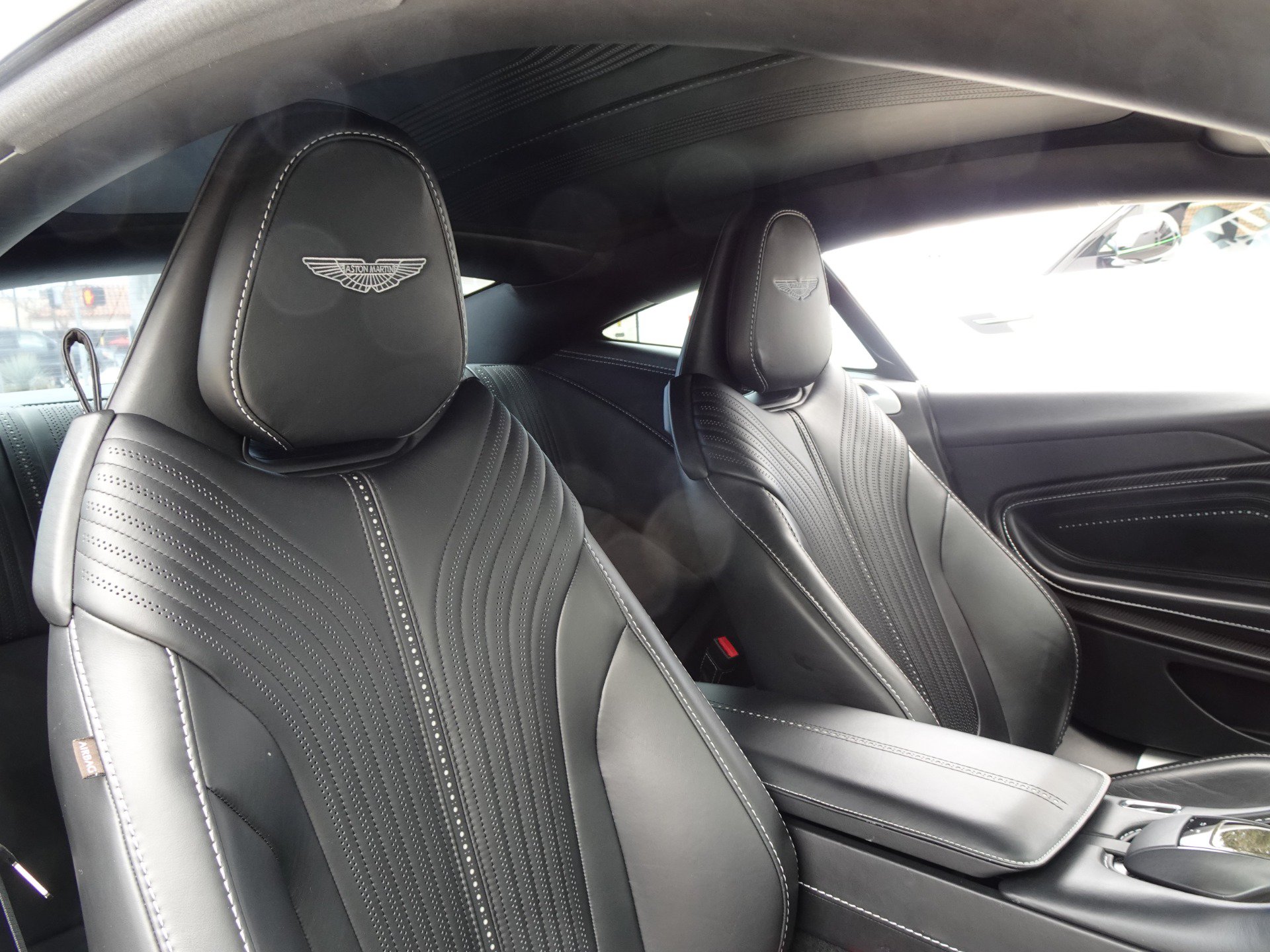 Used 2018 Aston Martin DB11 V12 RWD image 16