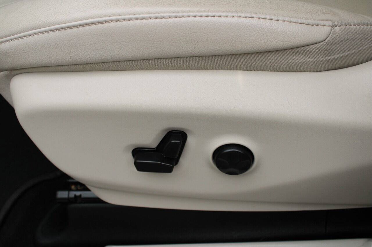 Used 2021 Chrysler Pacifica Touring-L FWD image 32