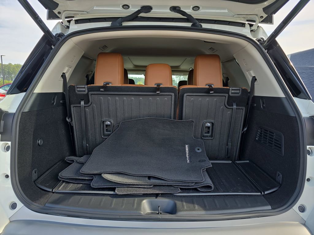 Used 2024 Nissan Pathfinder Platinum w/ Black Appearance Package image 16