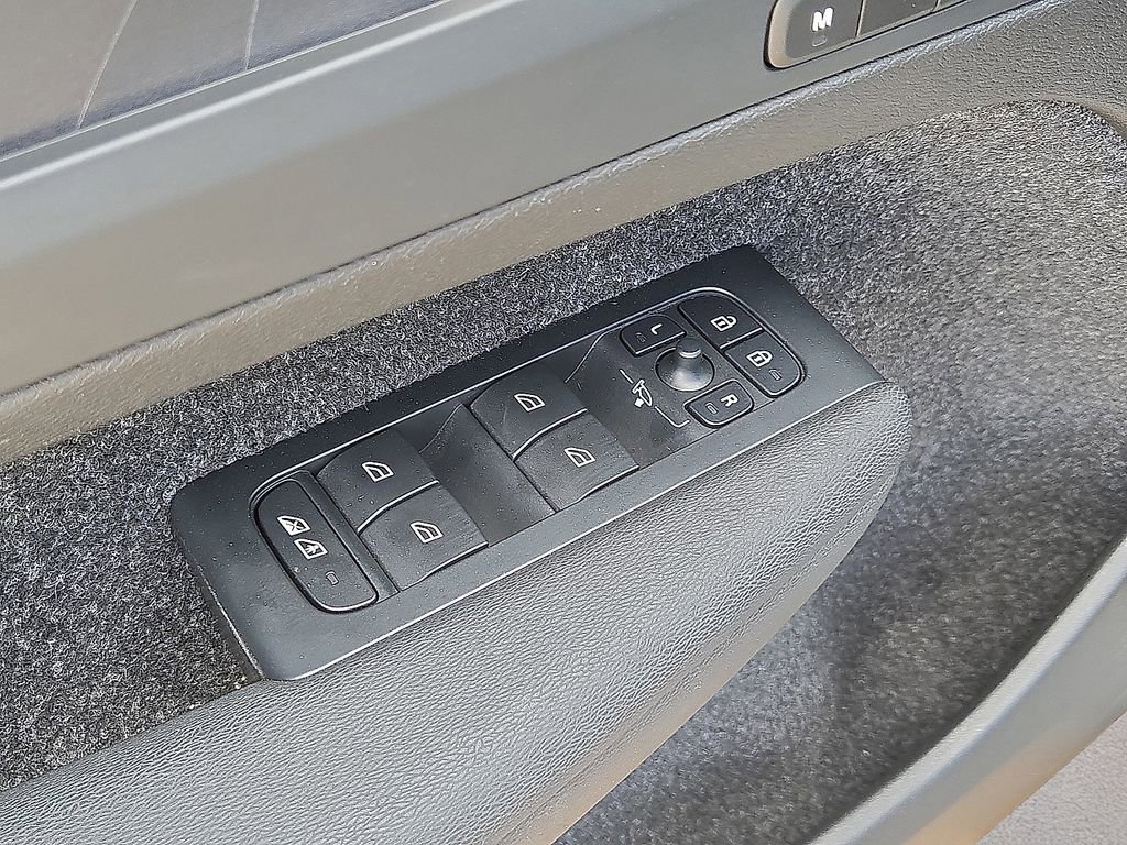 Used 2023 Volvo XC40 Recharge Core AWD/4WD image 22
