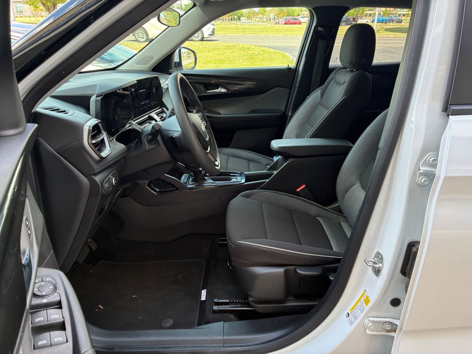 Used 2025 Chevrolet TrailBlazer LT FWD image 25