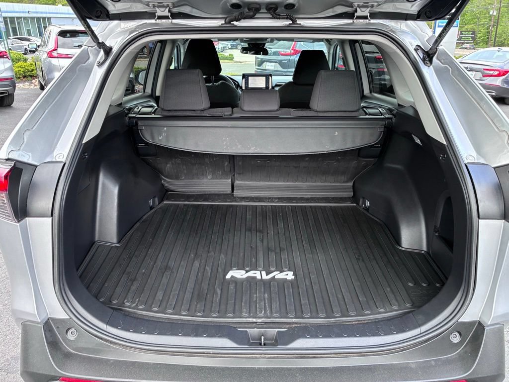 Used 2021 Toyota RAV4 LE AWD/4WD image 12