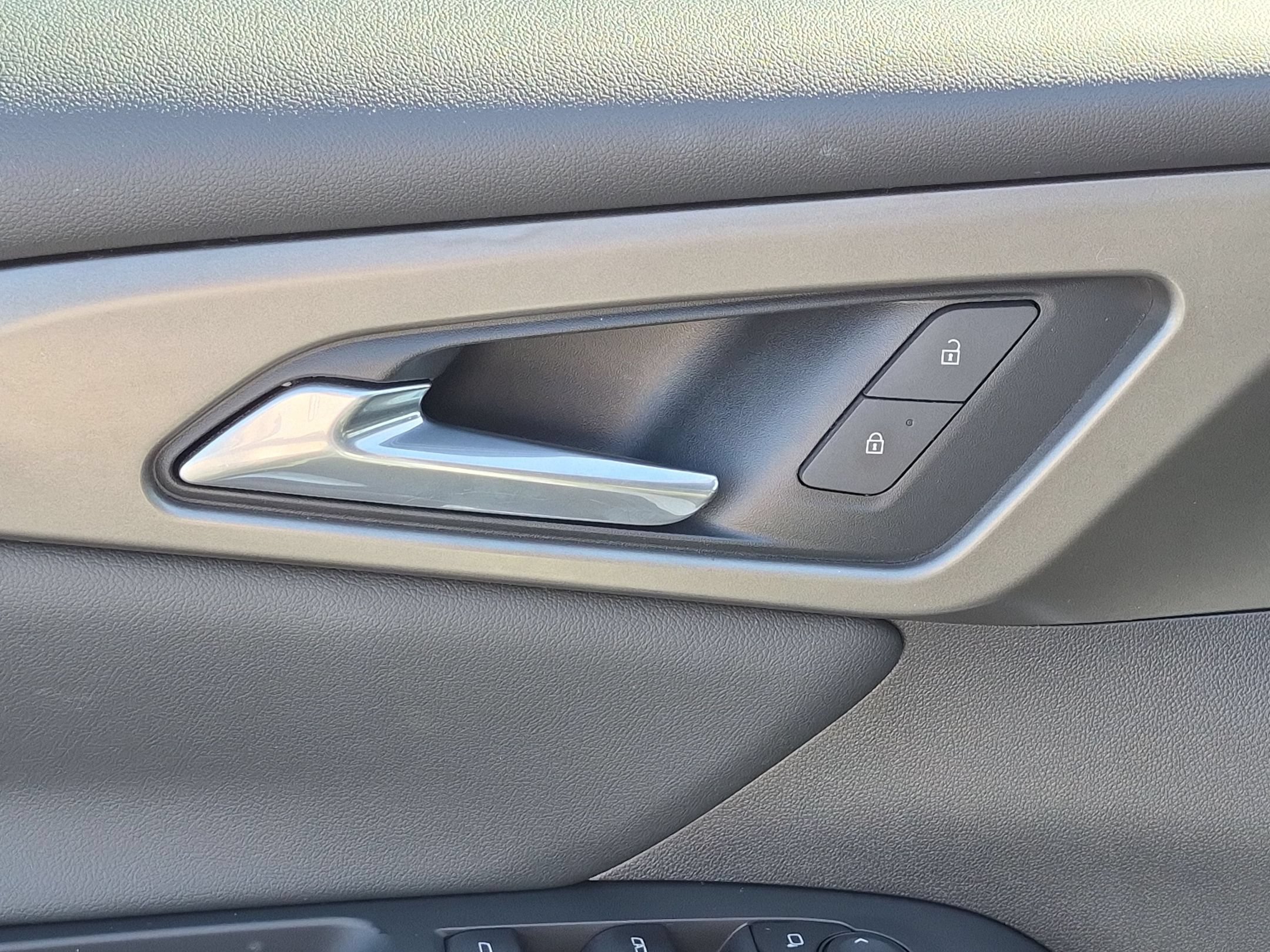 Used 2025 Chevrolet Traverse LT FWD image 12