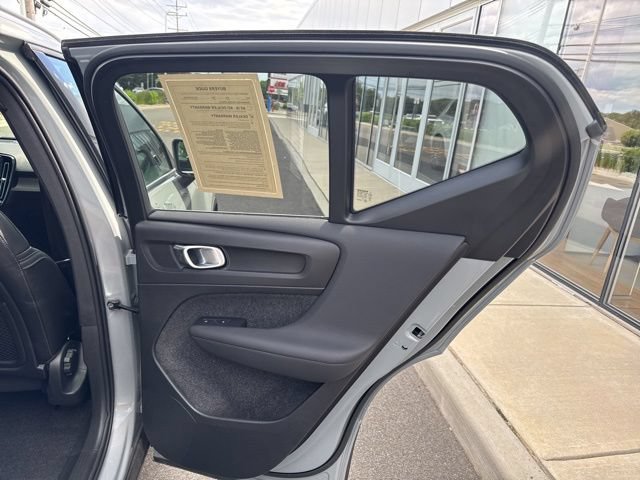 Certified 2025 Volvo XC40 B5 Core AWD/4WD image 12