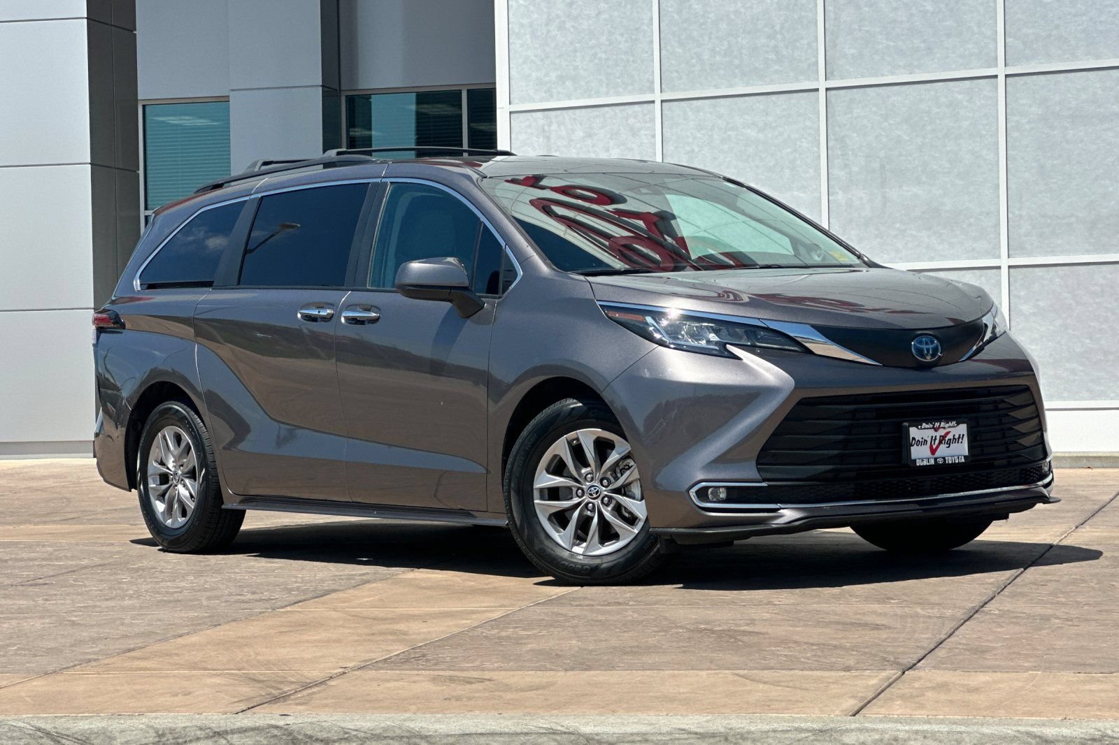 Certified 2022 Toyota Sienna XLE w/ XLE Plus Package FWD image 2