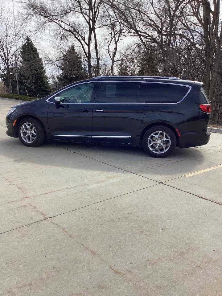 Used 2018 Chrysler Pacifica Limited image 6