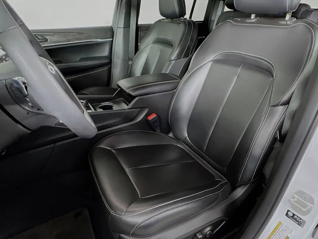 Used 2024 Jeep Grand Cherokee Limited w/ Black Appearance Package AWD/4WD image 22