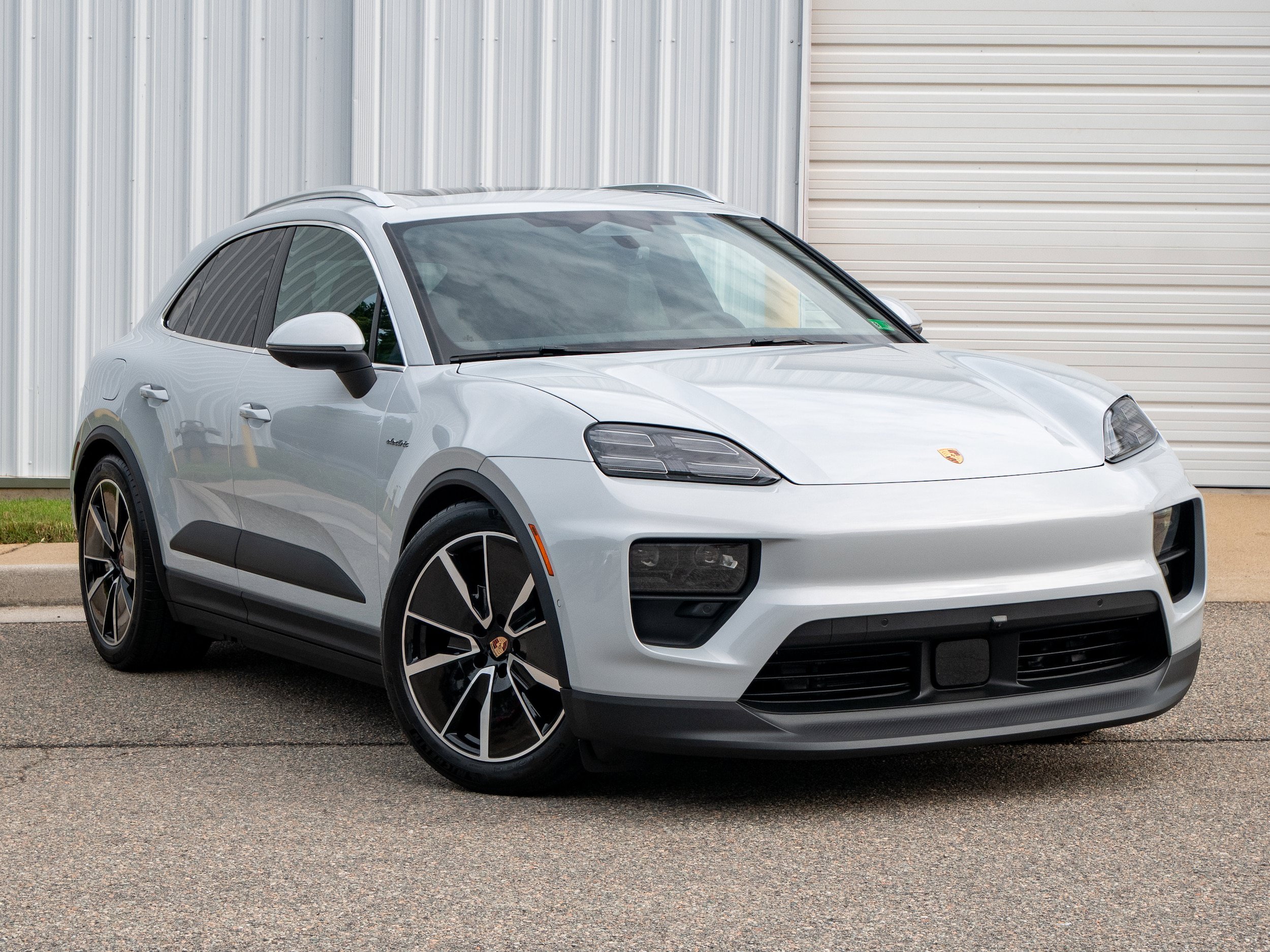 New 2025 Porsche Macan Electric RWD image 9
