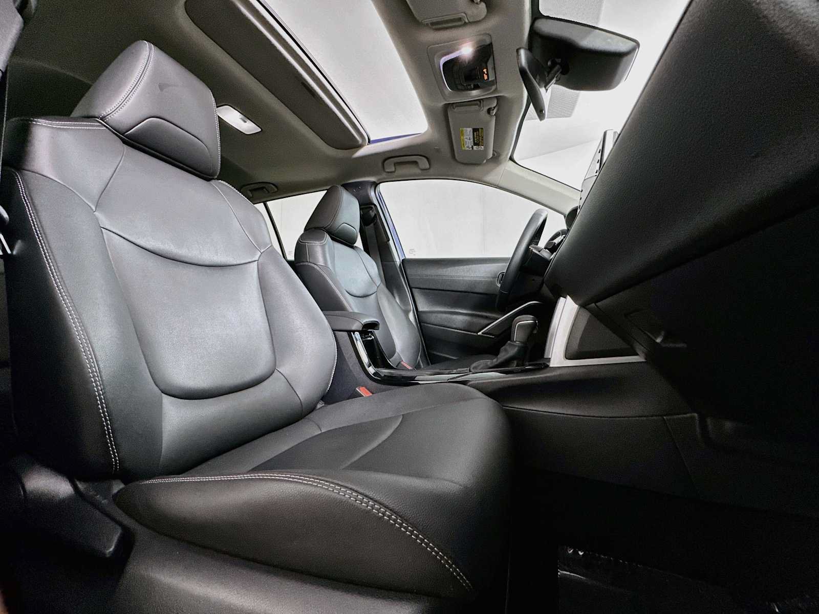Used 2022 Toyota Corolla Cross XLE w/ Convenience Package FWD image 26