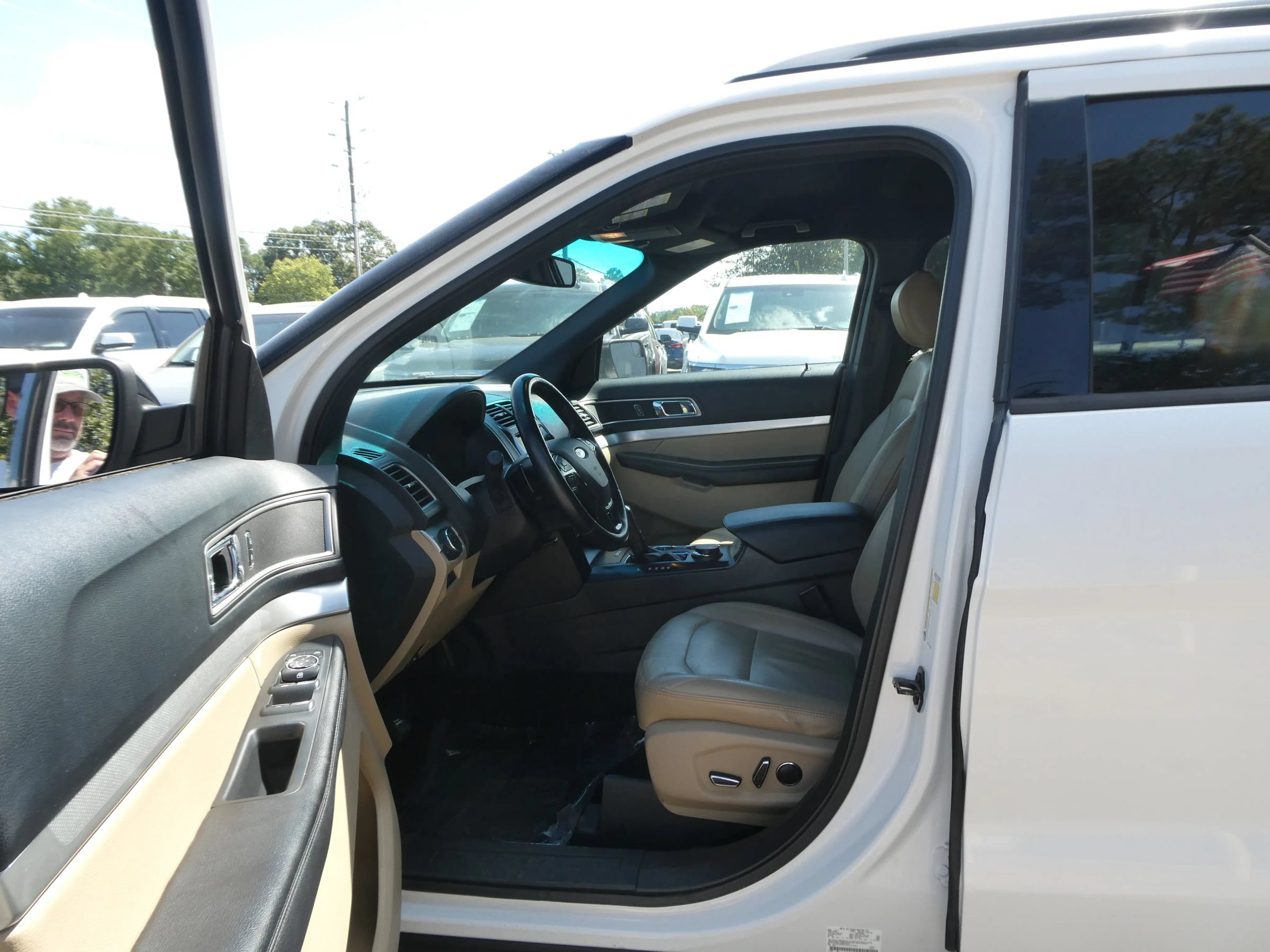 Used 2016 Ford Explorer XLT w/ Equipment Group 202A AWD/4WD image 12