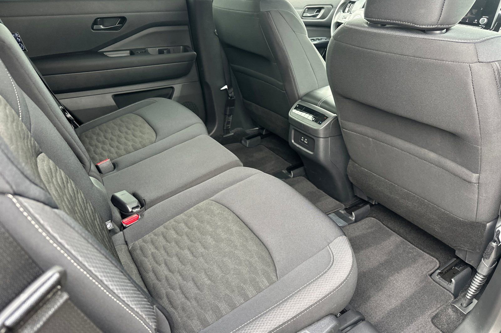 Certified 2025 Nissan Pathfinder SV image 19