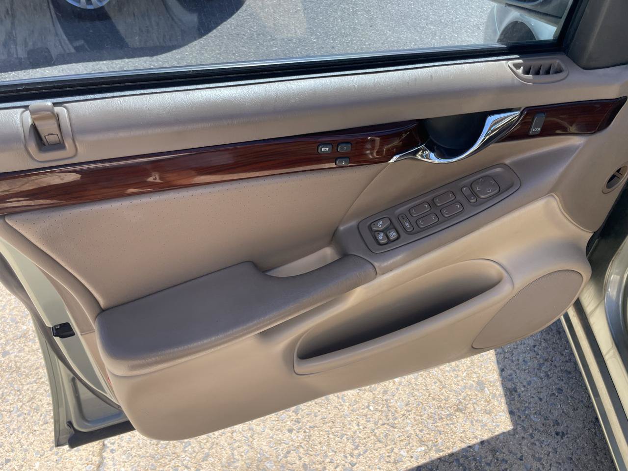 Used 2005 Cadillac De Ville DTS w/ Equipment Group FWD image 39
