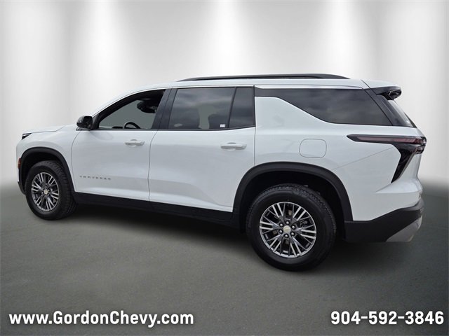 Used 2025 Chevrolet Traverse LT image 3