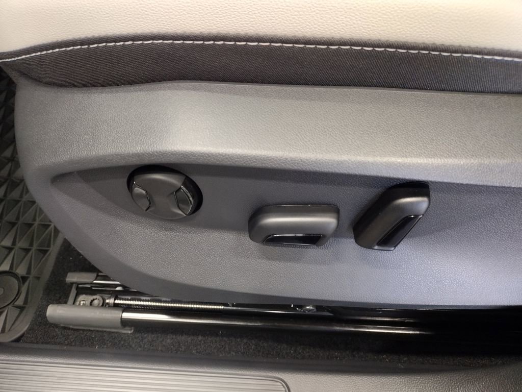 New 2025 Volkswagen Taos SE image 20