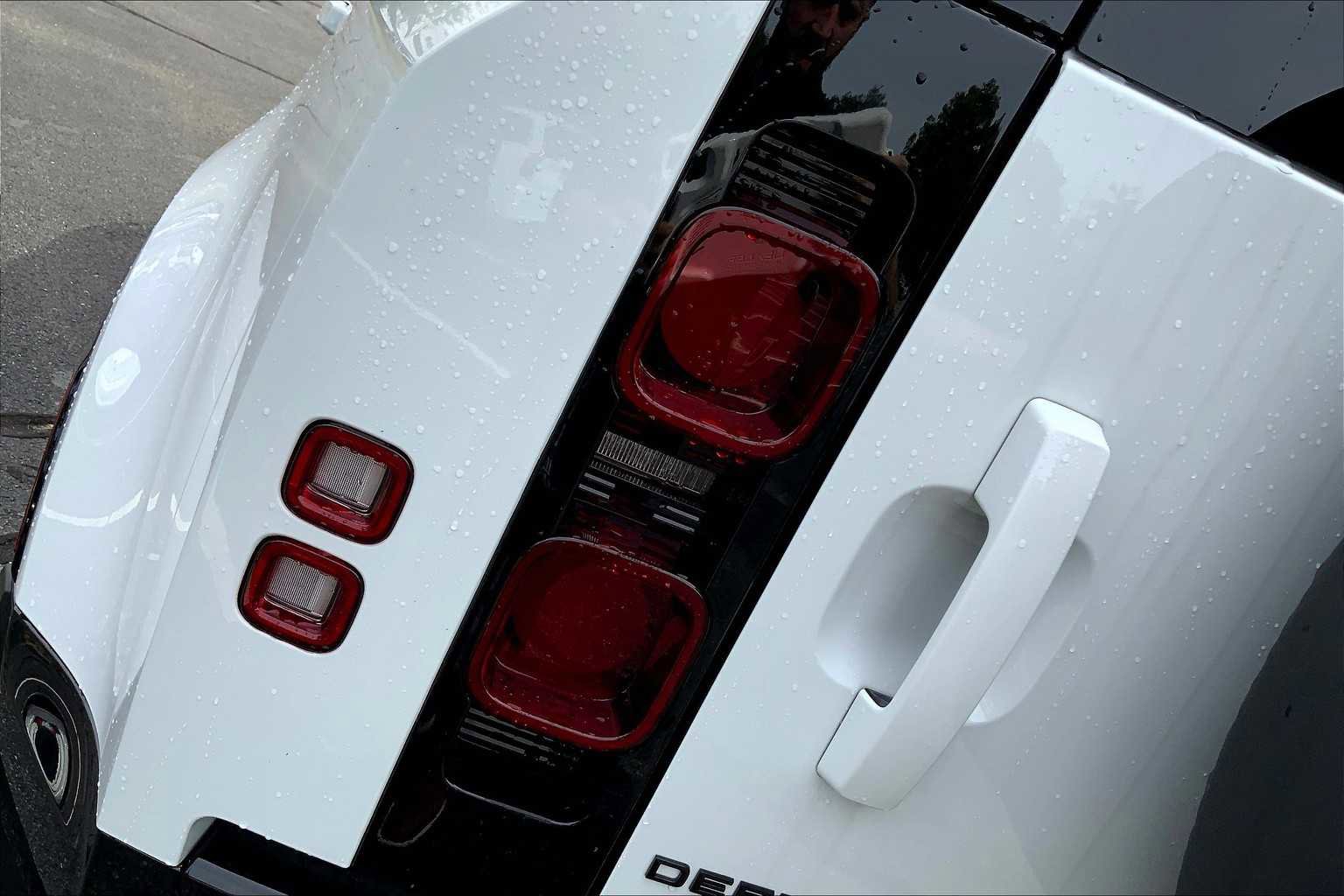 New 2025 Land Rover Defender 110 X-Dynamic SE image 5