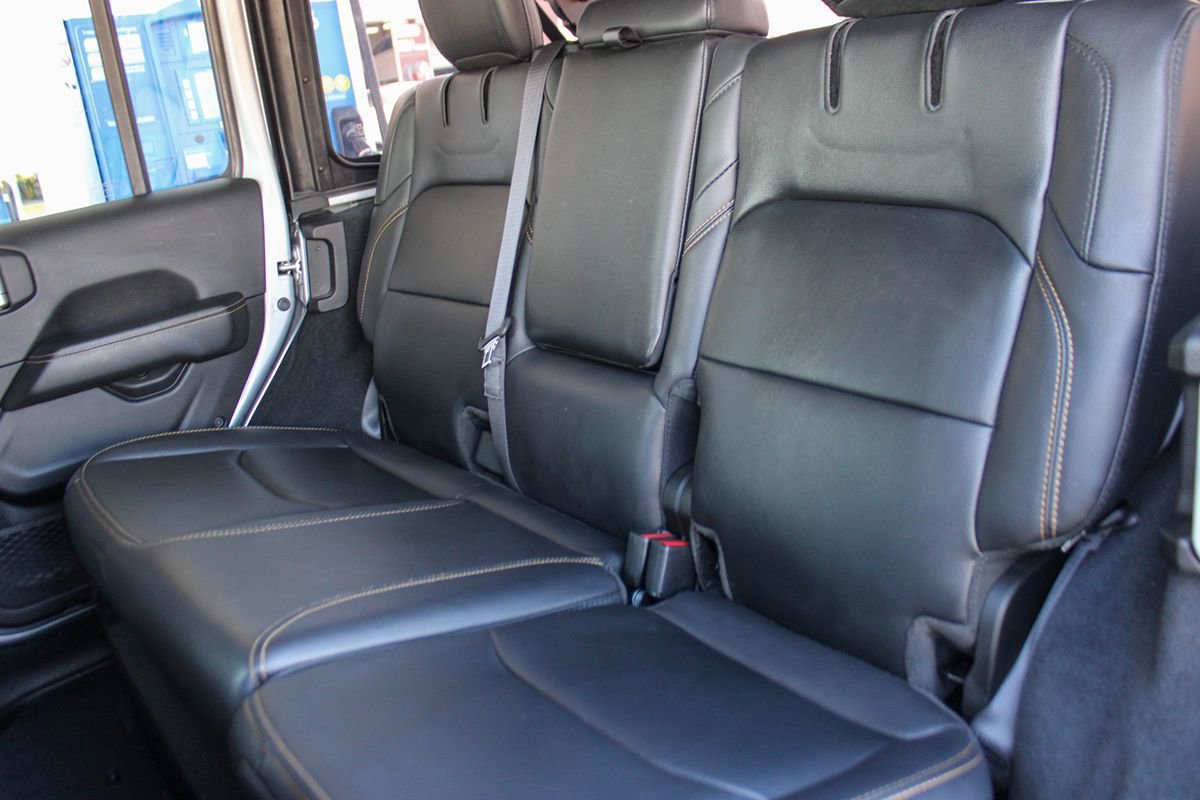 Used 2024 Jeep Wrangler Unlimited Sahara w/ Technology Group AWD/4WD image 17