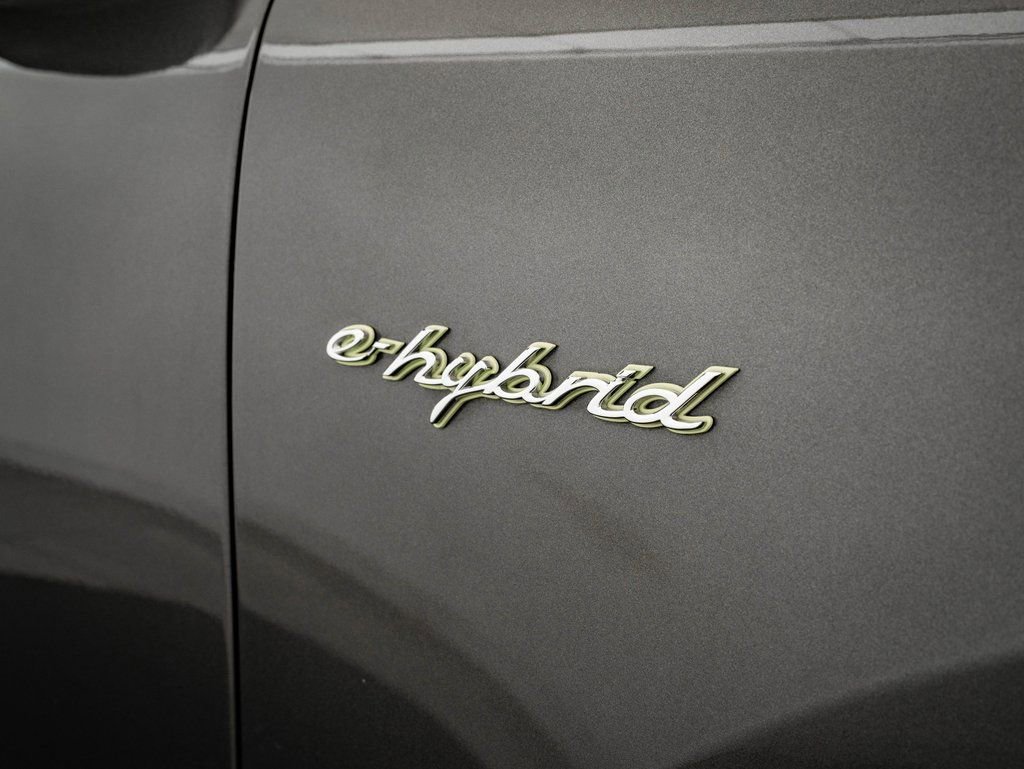 Certified 2022 Porsche Cayenne E-Hybrid w/ Premium Package image 18