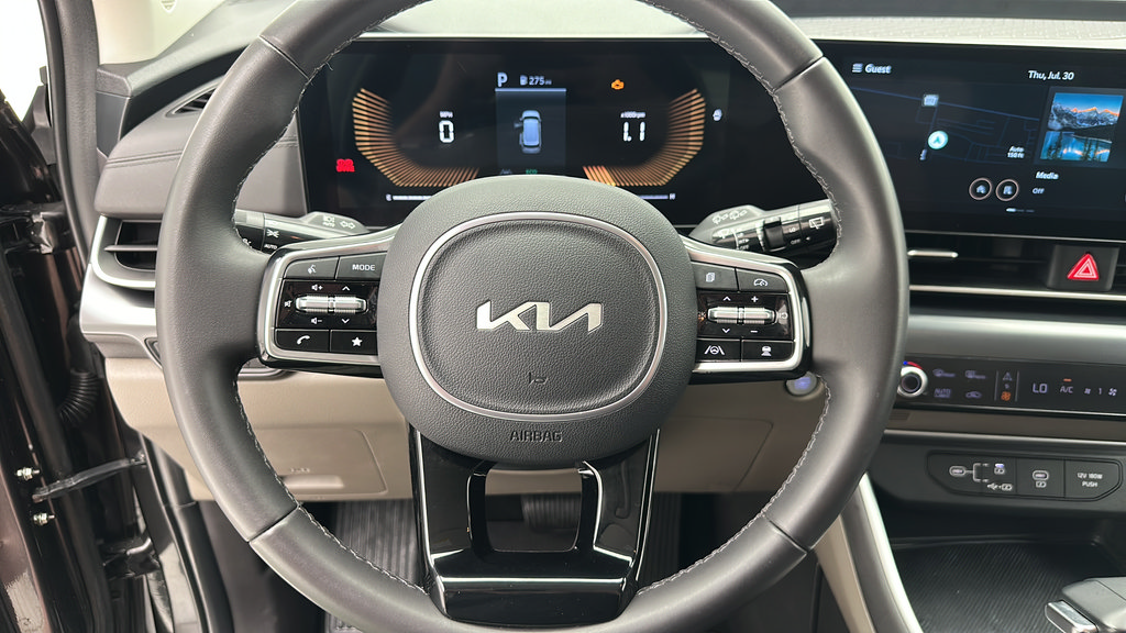 Used 2025 Kia Carnival FWD image 16