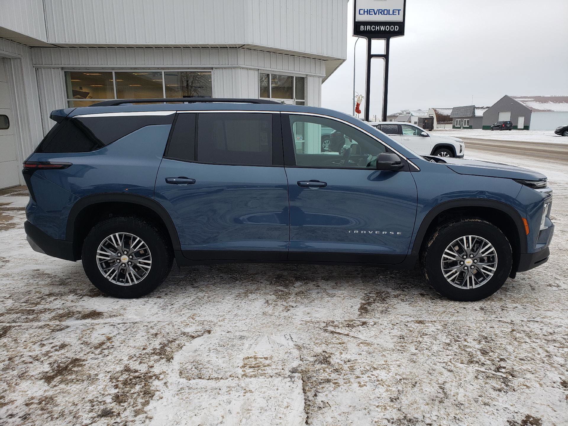 Used 2025 Chevrolet Traverse LT image 2