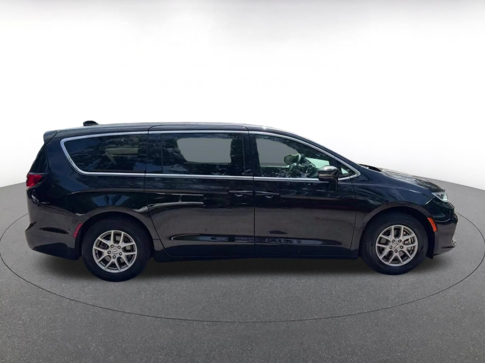 Used 2025 Chrysler Pacifica Select FWD image 15