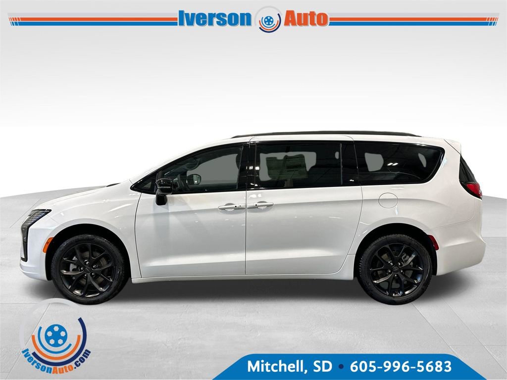 New 2027 Chrysler Pacifica Limited AWD/4WD image 4