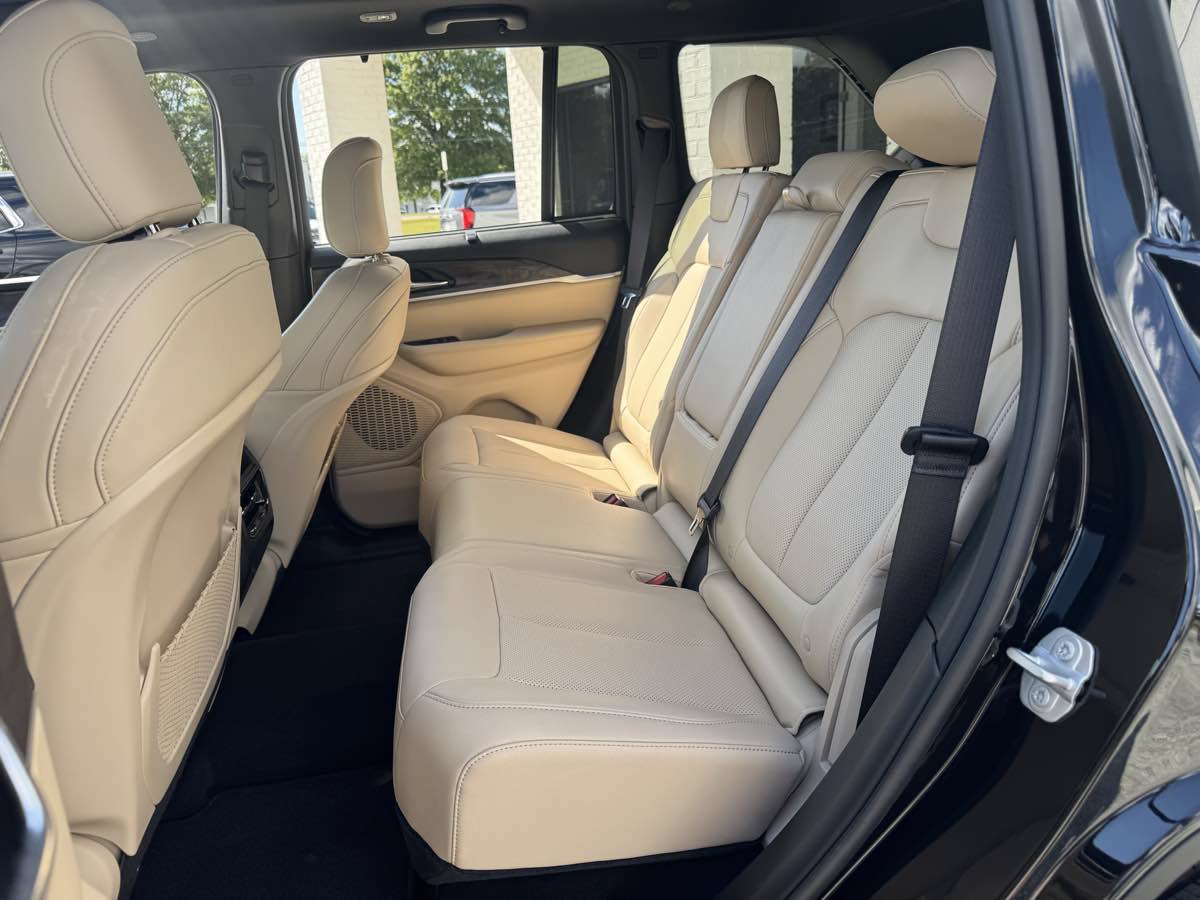 Used 2025 Jeep Grand Cherokee Limited w/ Luxury Tech Group II AWD/4WD image 11