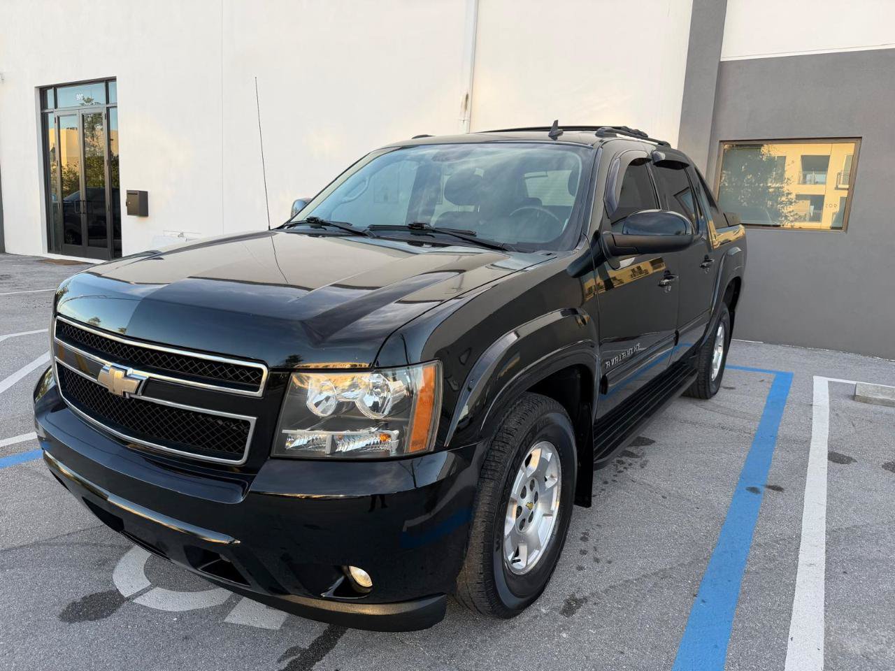 Used 2011 Chevrolet Avalanche LS w/ Convenience Package RWD image 2