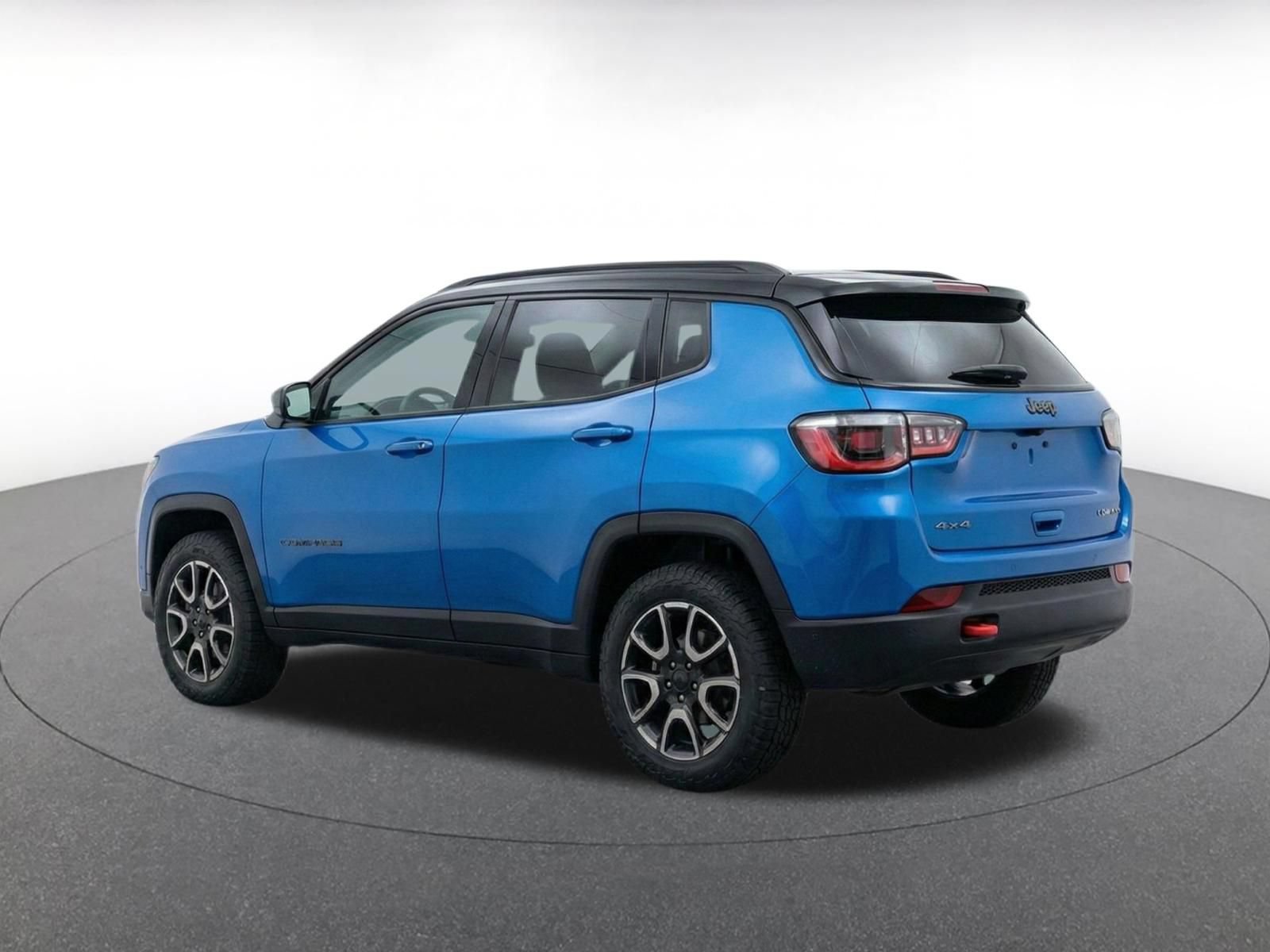 Used 2025 Jeep Compass Trailhawk AWD/4WD image 7