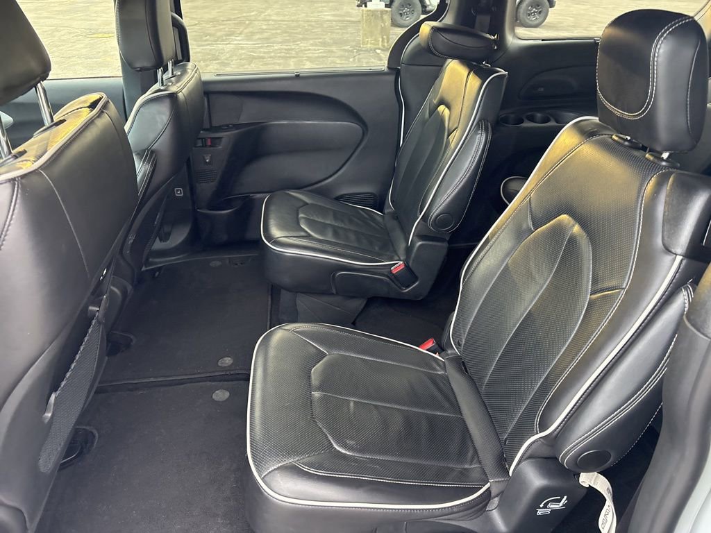 Used 2025 Chrysler Pacifica Limited image 17