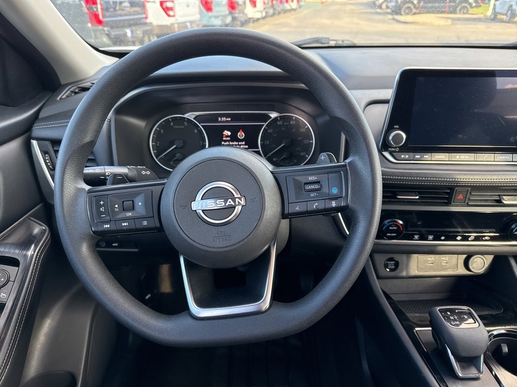 Used 2024 Nissan Rogue SV image 3