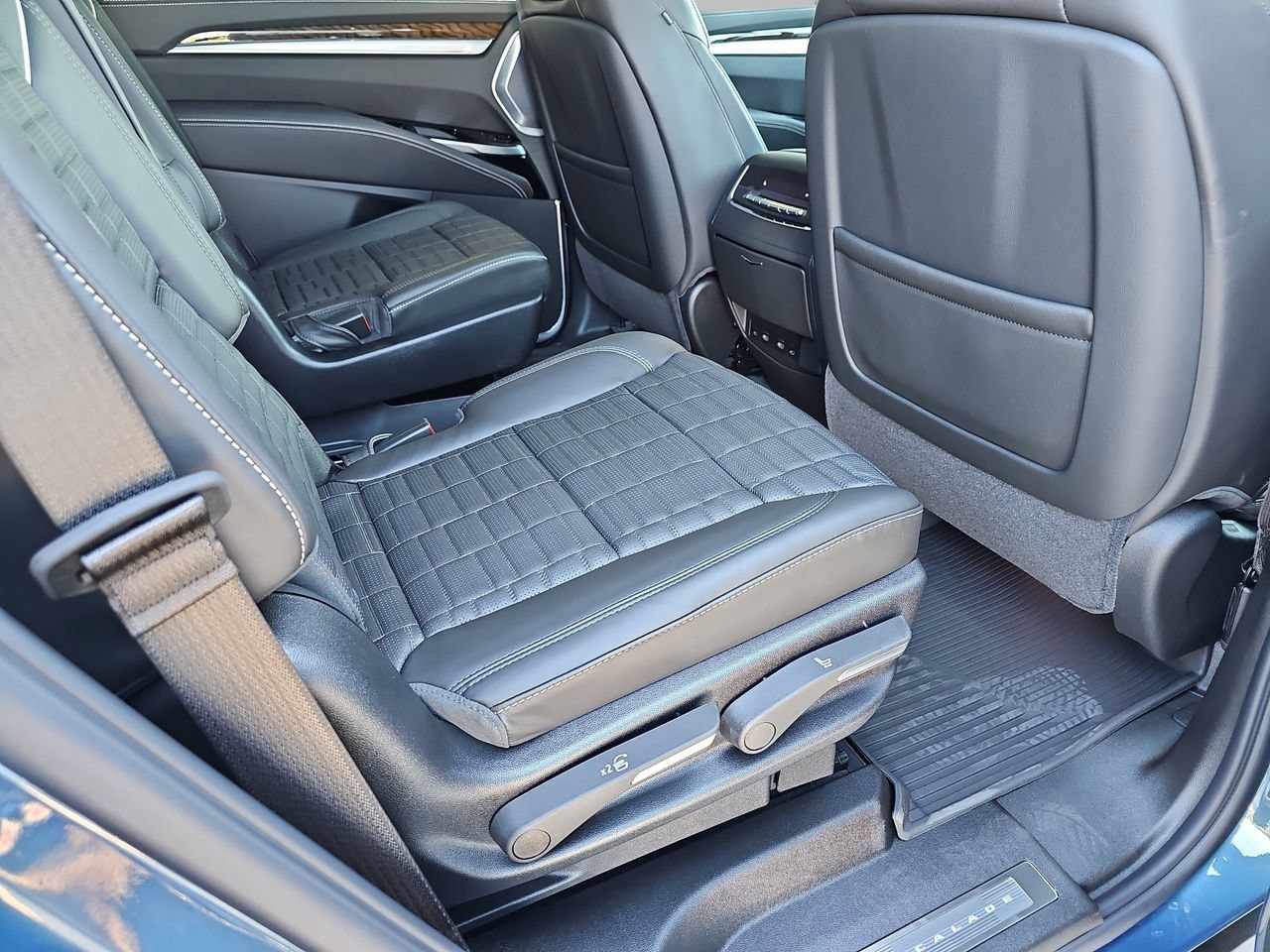 New 2026 Cadillac Escalade Platinum Sport w/ LPO, ONYX Package AWD/4WD image 11